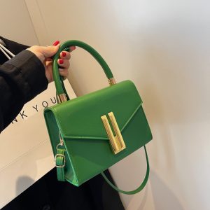 Casual And Trendy Shoulder Bags Are Also Popular For Women